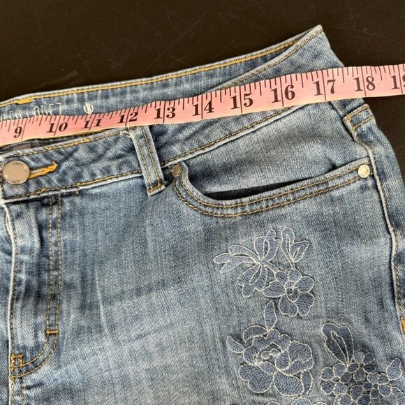 Jennifer Lopez Mid Rise Crop Boyfriend Jeans Size 12 Blue Embroidered Stretch Fl - Picture 7 of 11